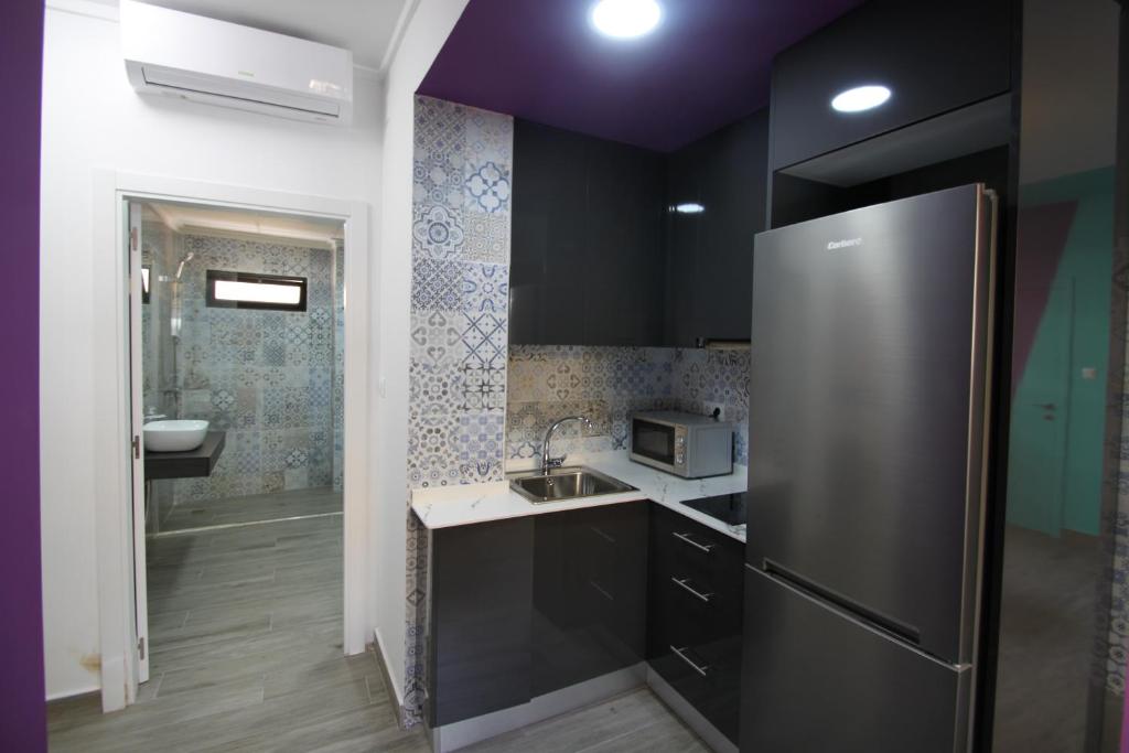 cocina con nevera de acero inoxidable y fregadero en CASATURIS NEWON APARTAMENTOS en EL CAMPELLO, en El Campello