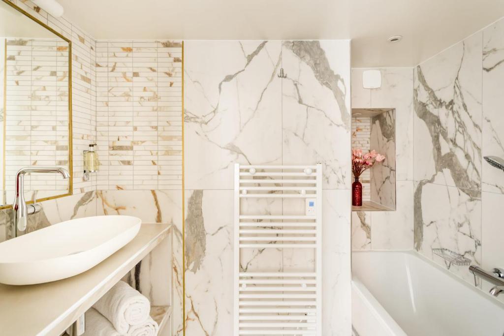 Ein Badezimmer in der Unterkunft Luxury 4 bedroom 4 bathroom Apartment - Louvre