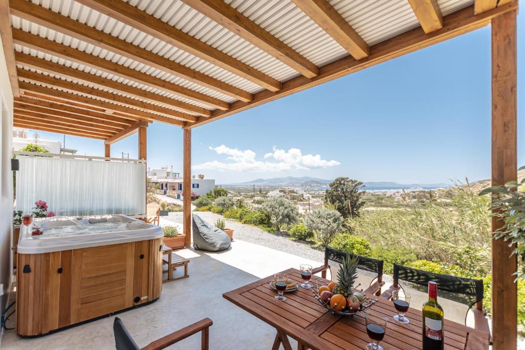 patio con mesa y cocina con vistas. en The Diamonds of Naxos -Aggidia- en Agkidia