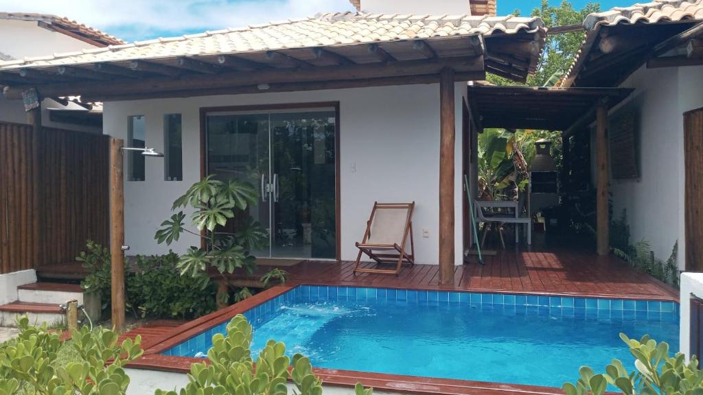 uma piscina no quintal de uma casa em Casa 2 Suítes com Ar, Piscina a 400 mts Praia - Taipu de Fora Barra Grande #3 em Maraú