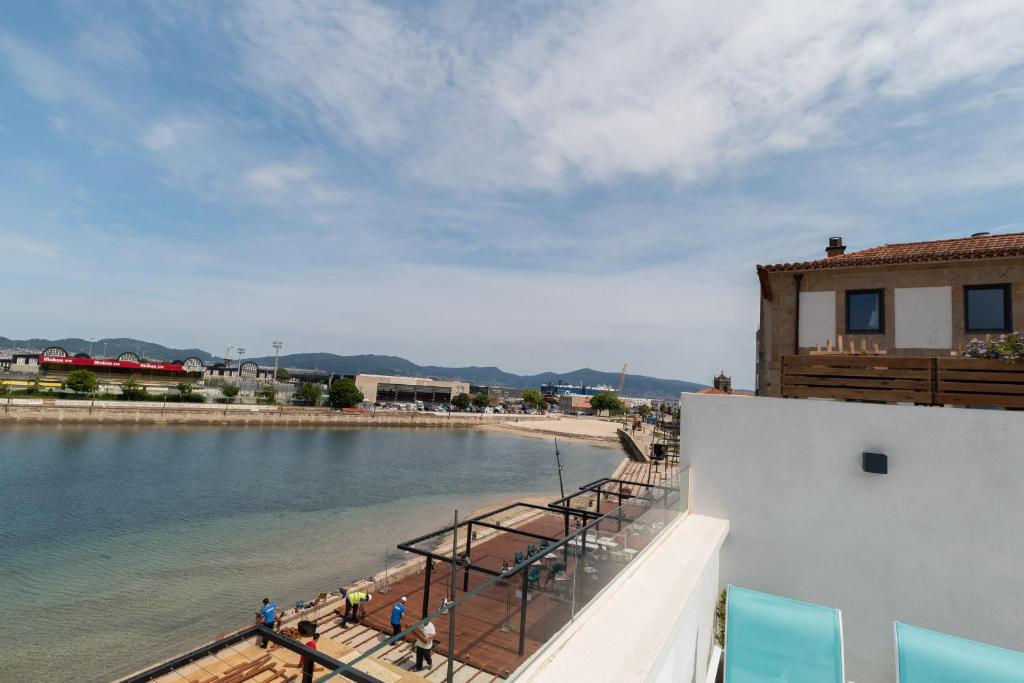 vista di una cassa d'acqua da un edificio di Casa junto al Mar a Vigo