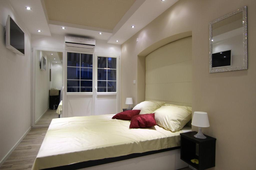 1 dormitorio con 1 cama blanca grande y ventana en Apartment Livaja, en Split