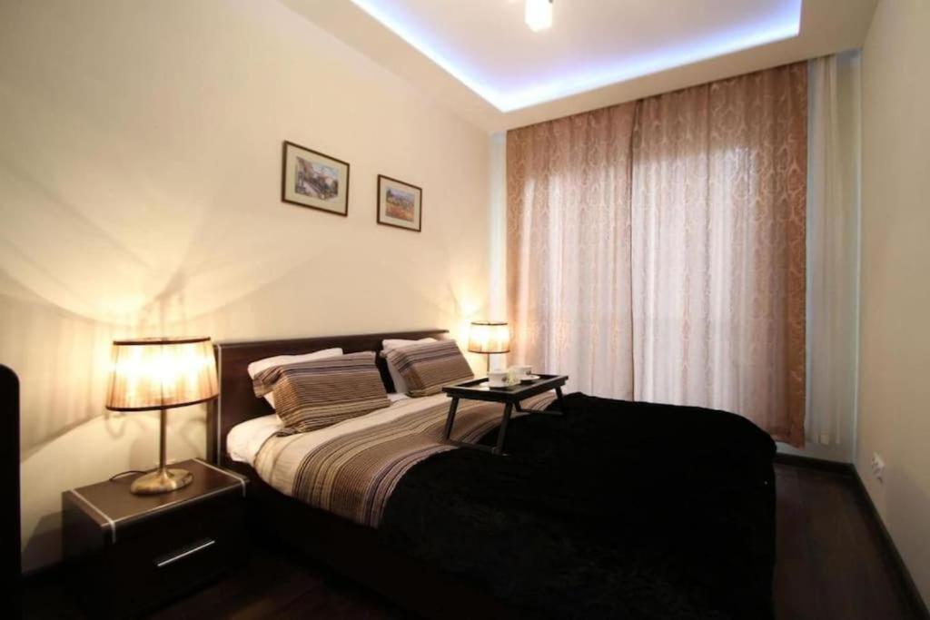 格但斯克的住宿－Central Apartments Sz7-66，一间卧室配有一张带两盏灯的床和一扇窗户。