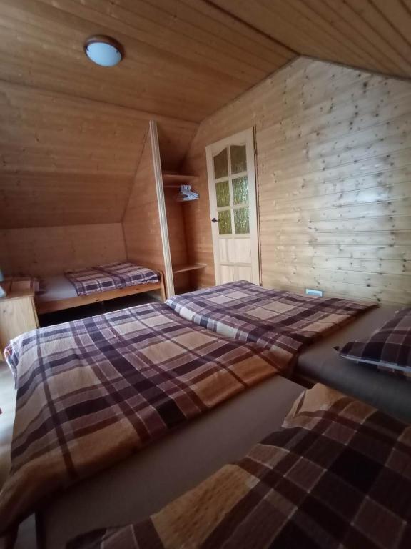 Łóżko lub łóżka w pokoju w obiekcie Domki Komfort