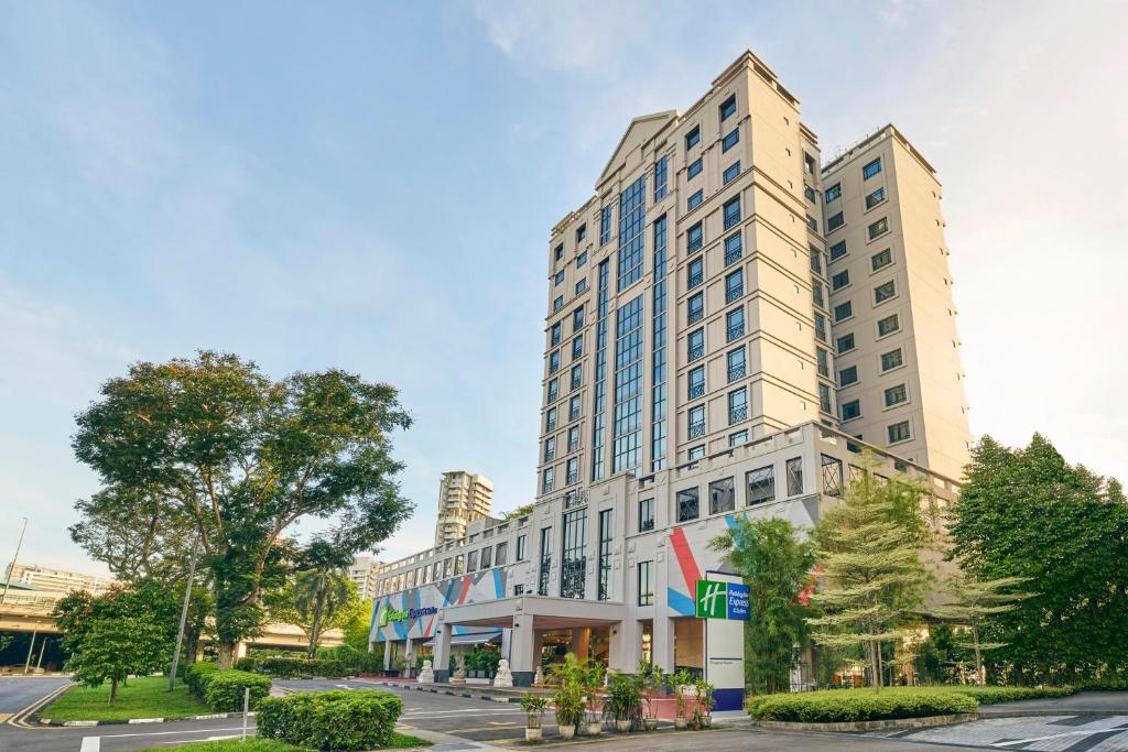 新加坡的住宿－Holiday Inn Express & Suites Singapore Novena, an IHG Hotel，一条城市街道上的白色大建筑