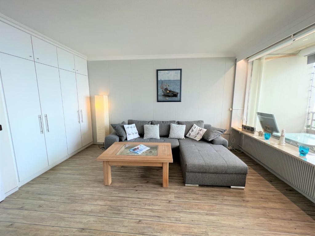 uma sala de estar com um sofá e uma mesa de centro em Ferienpark Sierksdorf App 413 - Strandlage em Sierksdorf