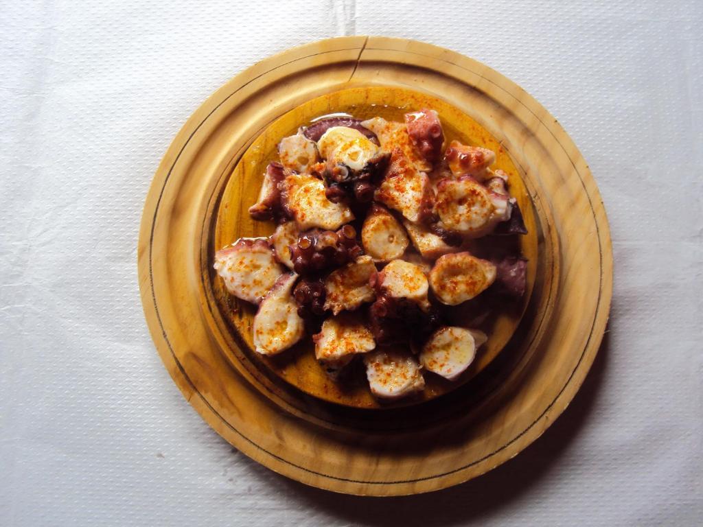 una ciotola di cibo su un piatto su un tavolo di Casa de Lucas a Fonfría