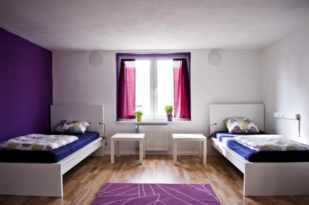 Postel nebo postele na pokoji v ubytování Nitra Glycerin Hostel