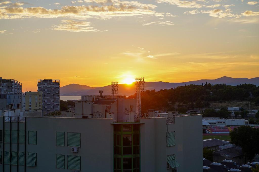 O nascer ou o pôr do sol visto a partir do apartamento