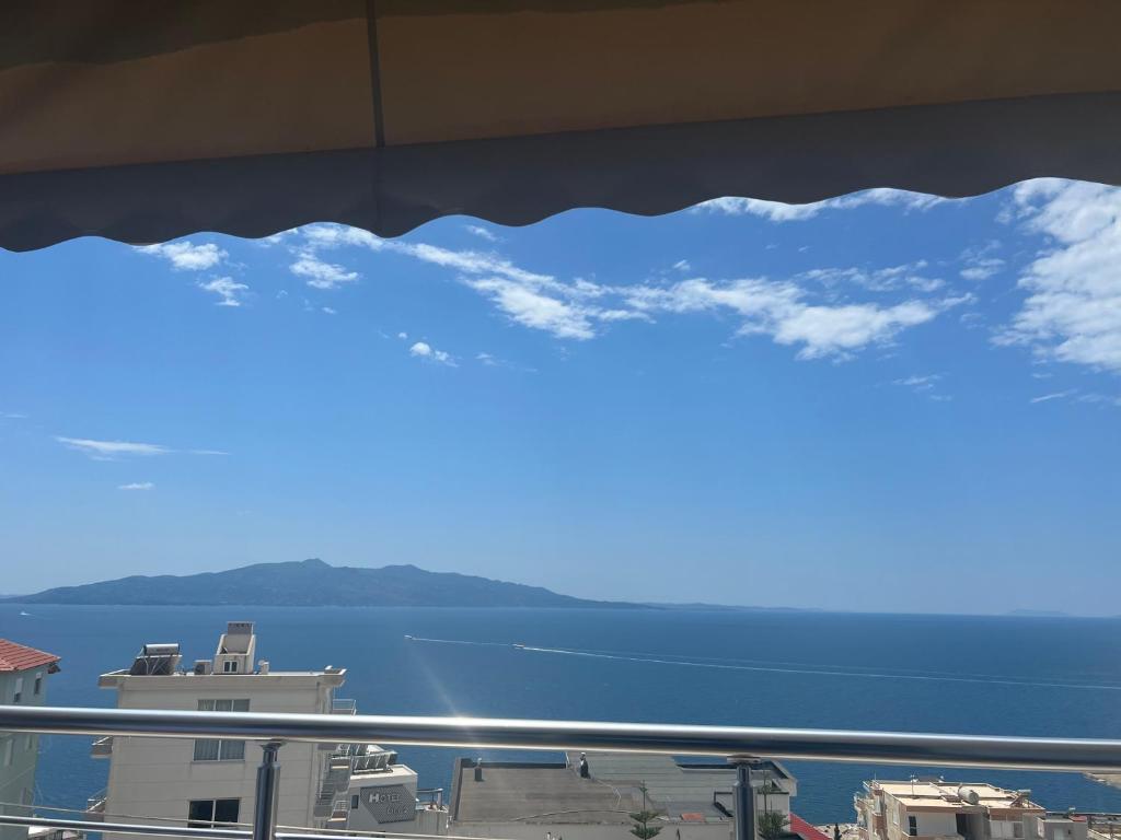 Lovely 2 bedroom apartment with a great sea view - Image 5