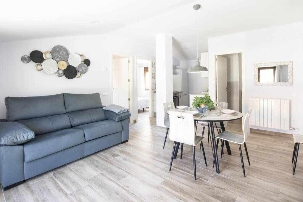 sala de estar con sofá azul y mesa en Apartamento creativo VillaRubei Los Chorros, en Villarroya de los Pinares