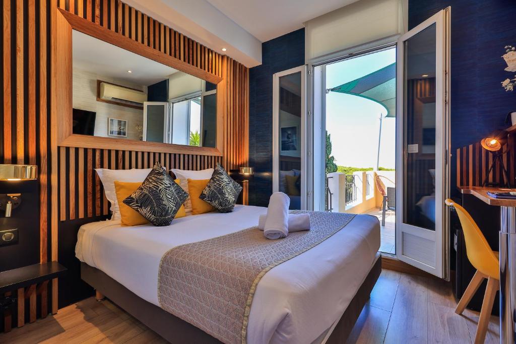 Tempat tidur dalam kamar di Hôtel Provençal