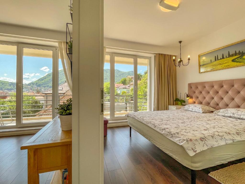 1 dormitorio con 1 cama grande y balcón en Central Premium Apartment en Braşov