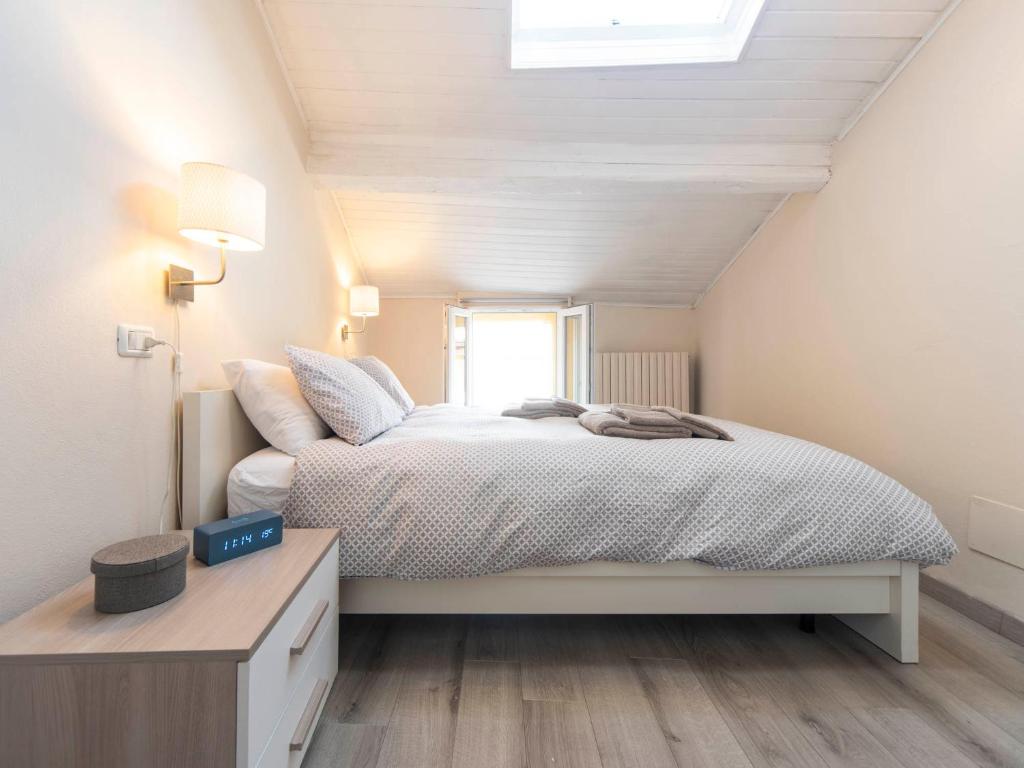 Un dormitorio con una cama grande con ventana. en Reggio Center Lovely Apartments, en Reggio Emilia