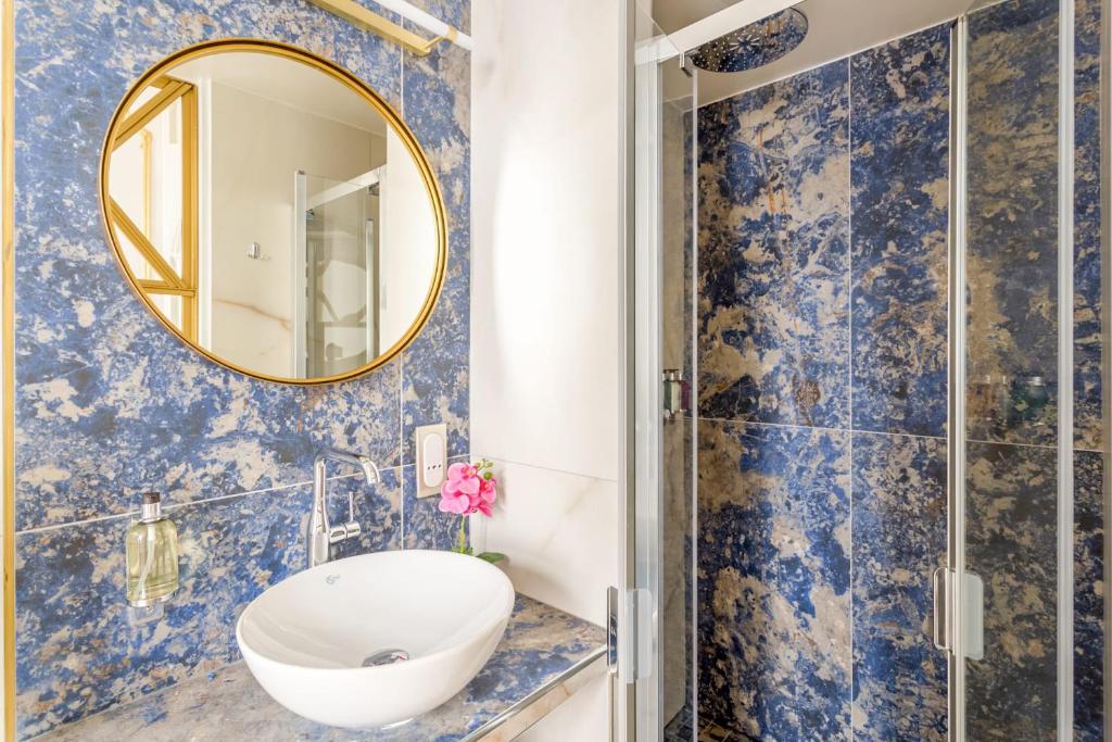 Ein Badezimmer in der Unterkunft Luxury 4 bedroom 4 bathroom Apartment - Louvre