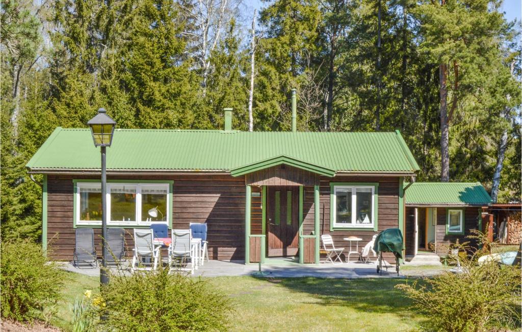 une petite cabane en rondins avec un toit vert dans l'établissement Awesome Home In Nynshamn With Sauna, à Nynäshamn