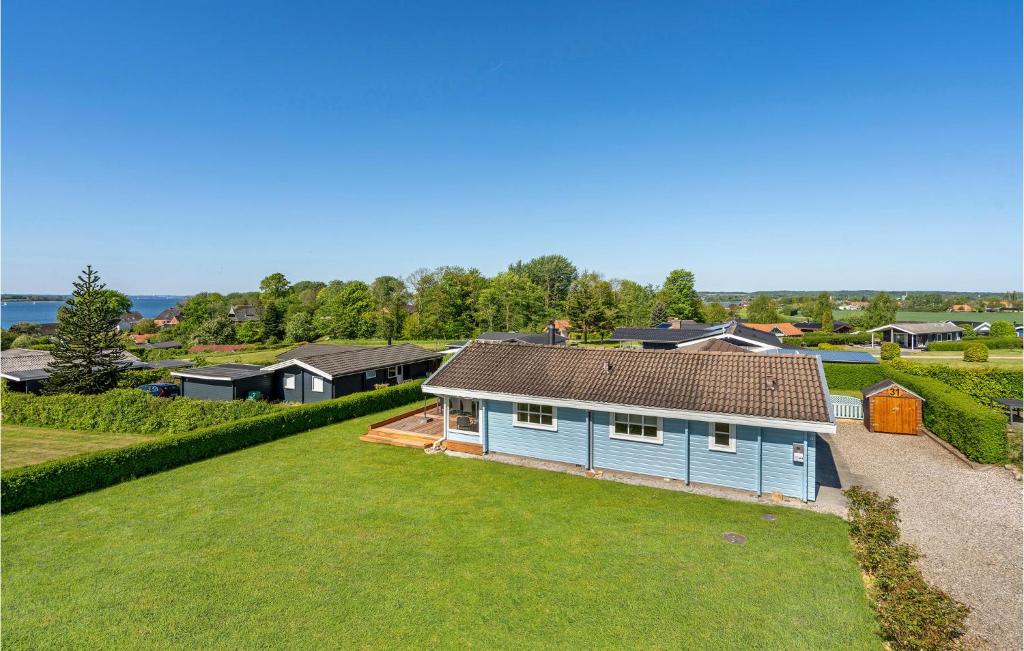 eine Luftansicht eines blauen Hauses mit einem Hof in der Unterkunft Amazing Home In Egernsund With House A Panoramic View in Egernsund