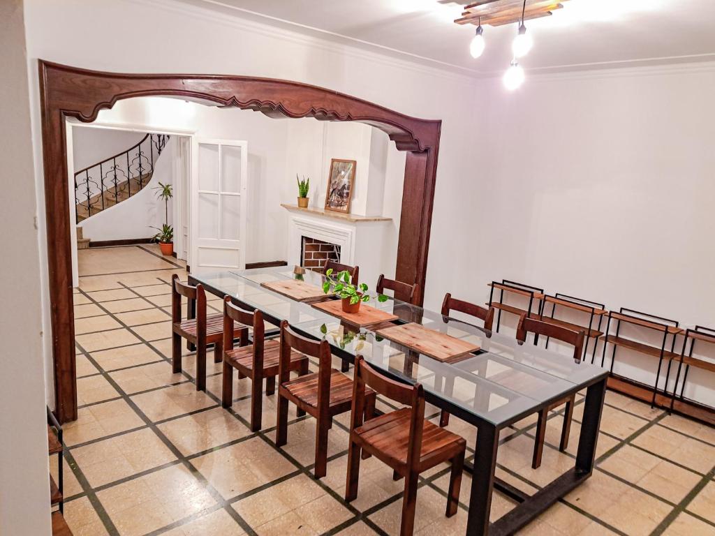 - une salle à manger avec une table et des chaises dans l'établissement Qaway, à Salta