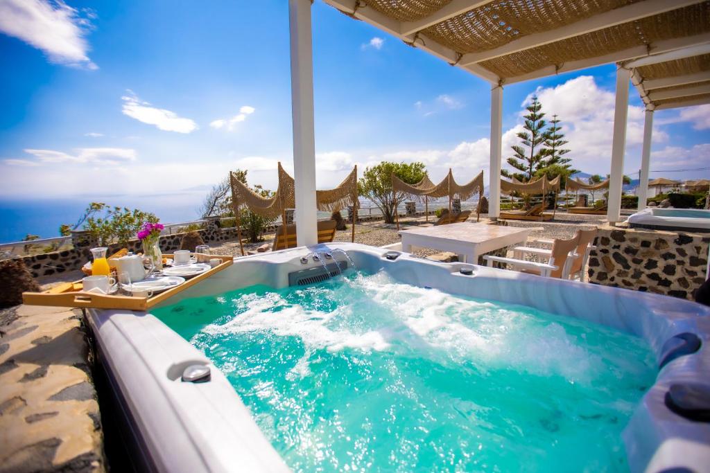 Πισίνα στο ή κοντά στο Phaos Santorini Suites