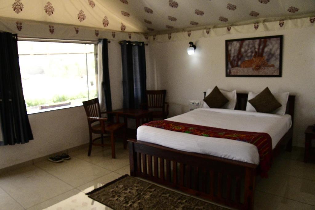 Postel nebo postele na pokoji v ubytování Jawai Empire Resort by Premier Hotels