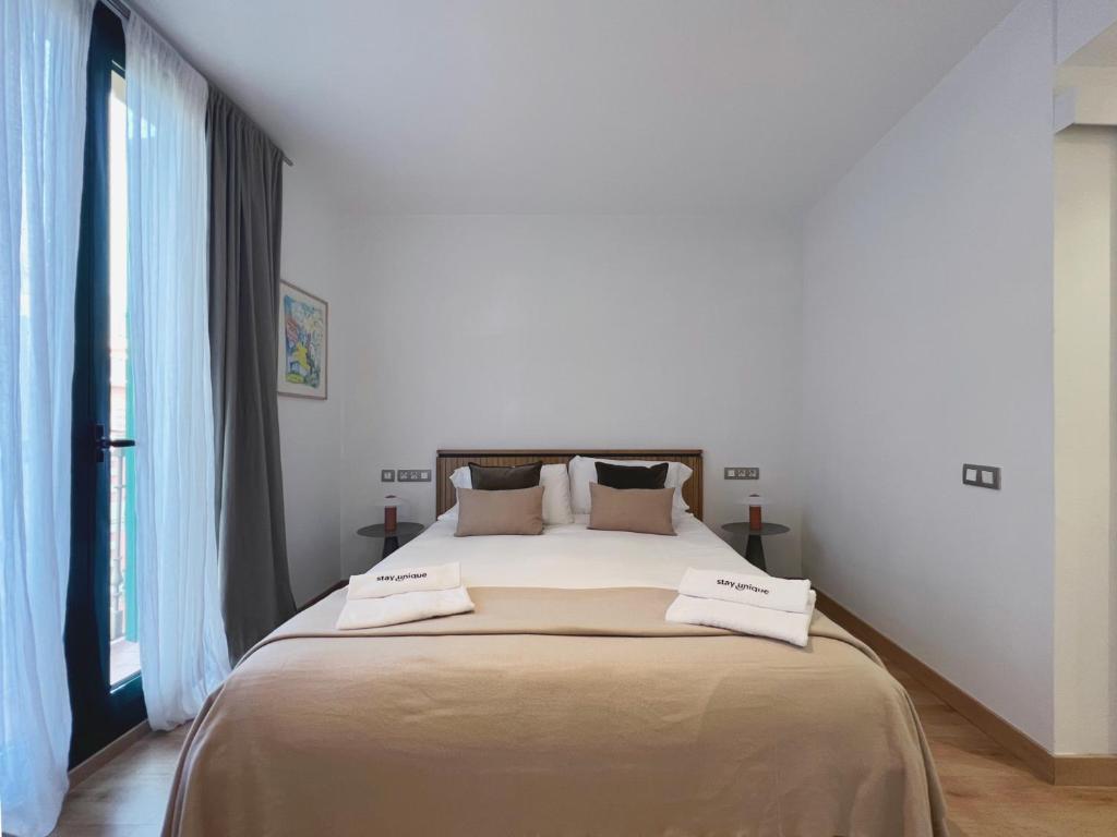 A bed or beds in a room at Stay U-nique Apartments Urquinaona II