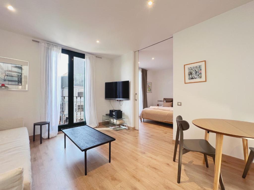 A television and/or entertainment centre at Stay U-nique Apartments Urquinaona II