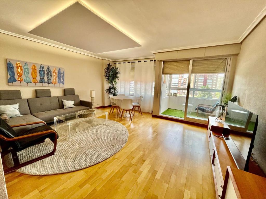 sala de estar con sofá y mesa en Agradable Apartamento en el Centro de Burgos Parking Free ATUAIRE, en Burgos