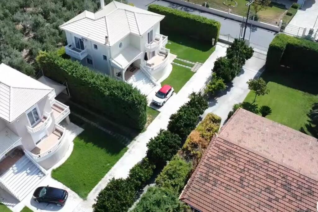 an aerial view of a white house with a car at Villa Zose' luz in Káto Ássos