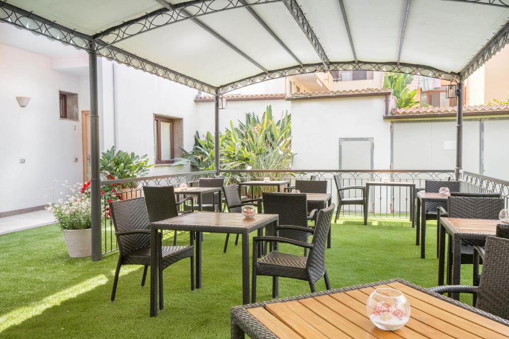 A seating area at Hotel Domomea