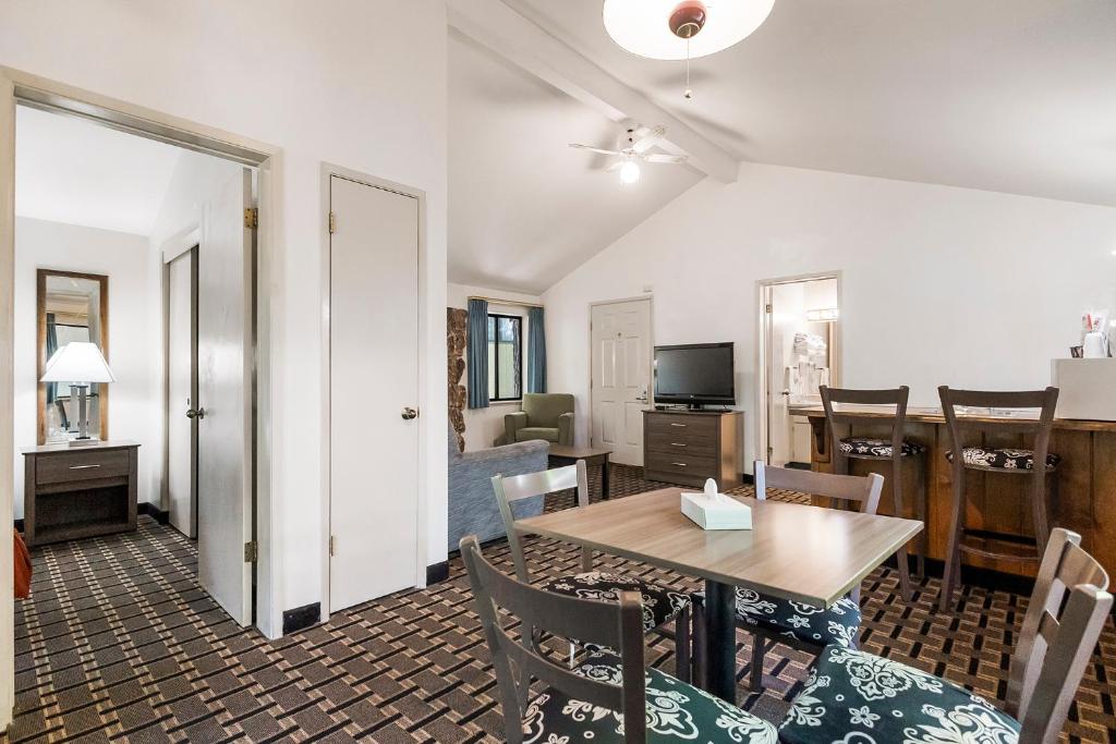 Northern Queen Inn - Standard Cabin, 1 Queen Bed, Non-Smoking