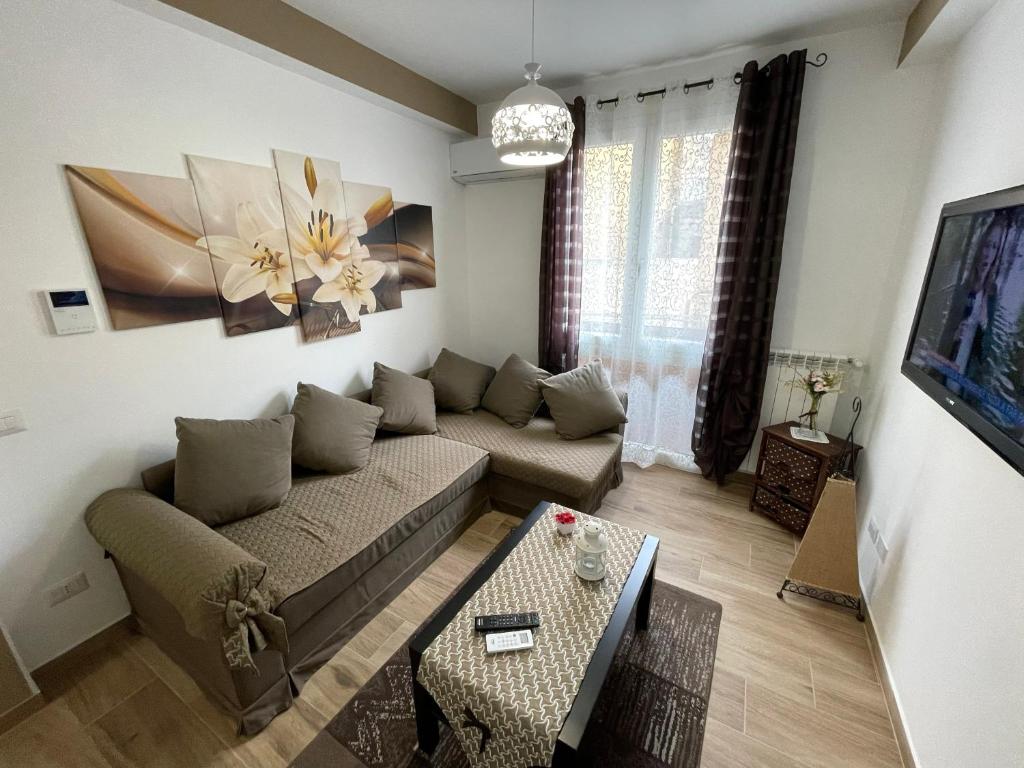 sala de estar con sofá y mesa en Bon Bon Apartment, en Mazara del Vallo
