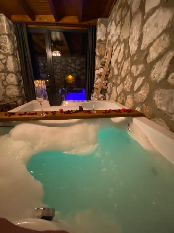 uma banheira com água azul num quarto em Cetgardenbungalow em Sapanca