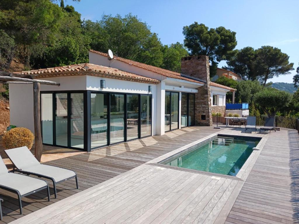 willa z basenem i domem w obiekcie Magnifique villa avec piscine, vue mer w mieście La Croix-Valmer