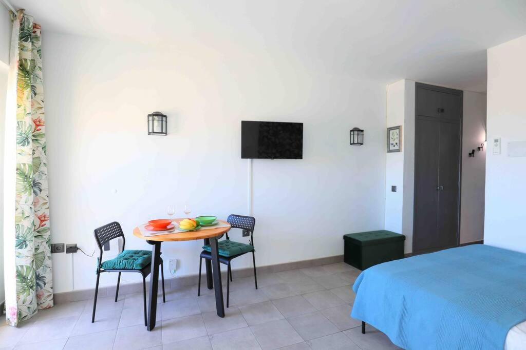 Posteľ alebo postele v izbe v ubytovaní Cozy Holiday Home Palmeras - WiFi, AC, Pool
