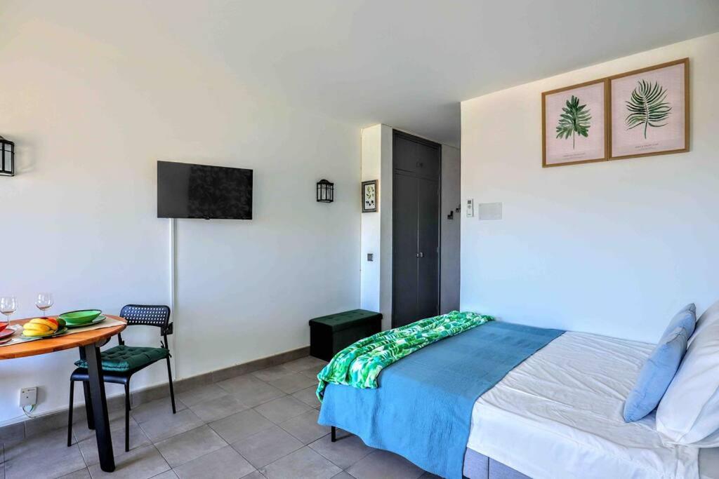 Posteľ alebo postele v izbe v ubytovaní Cozy Holiday Home Palmeras - WiFi, AC, Pool