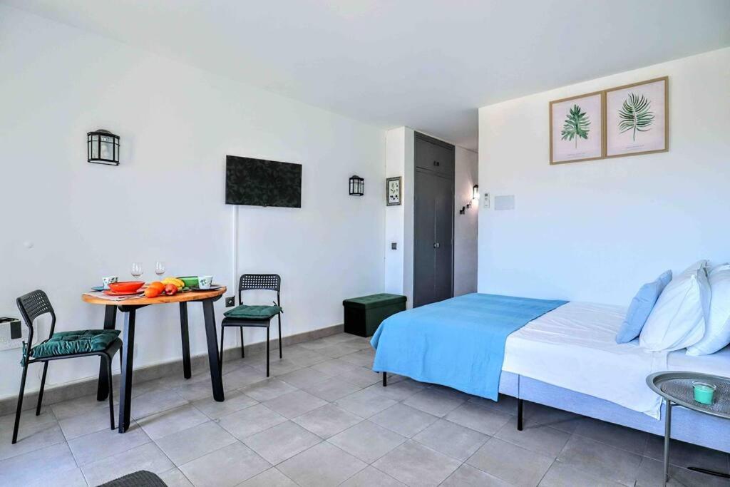 Posteľ alebo postele v izbe v ubytovaní Cozy Holiday Home Palmeras - WiFi, AC, Pool