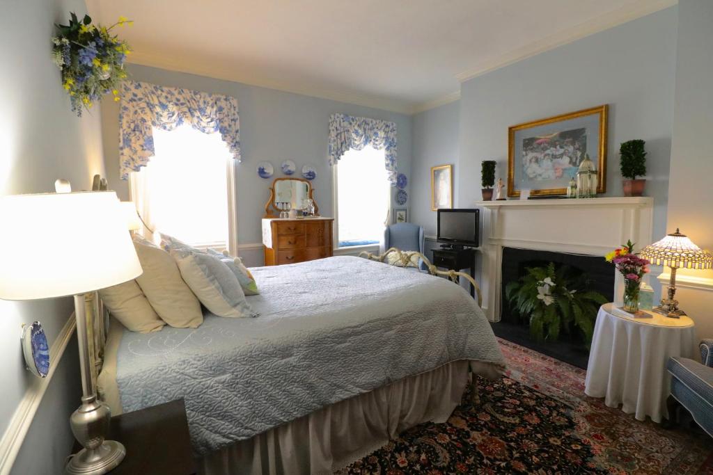 The Richard Johnston Inn & 1890 Caroline House - Deluxe Queen Room
