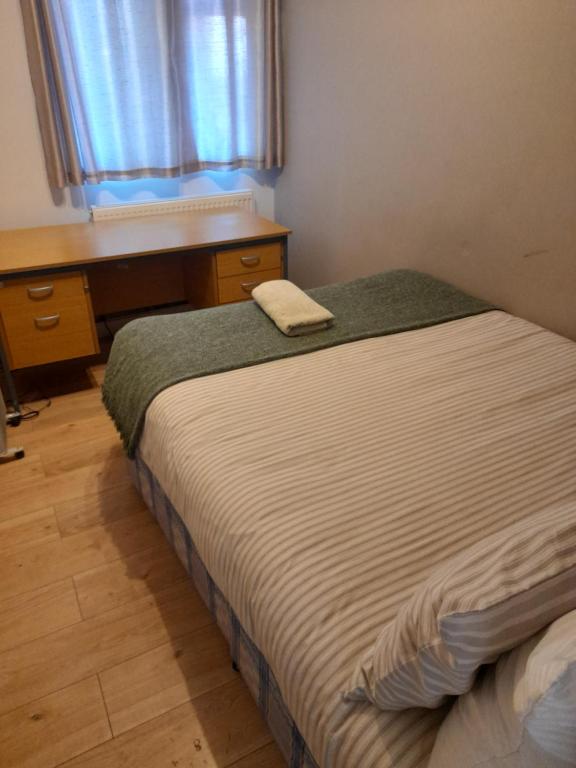 Conmere Square Apartment tesisinde bir odada yatak veya yataklar