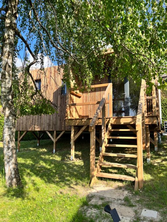 Un escalier en bois mène à une maison. dans l'établissement Cabane Jacomeli Genève, à Collonges-sous-Salève