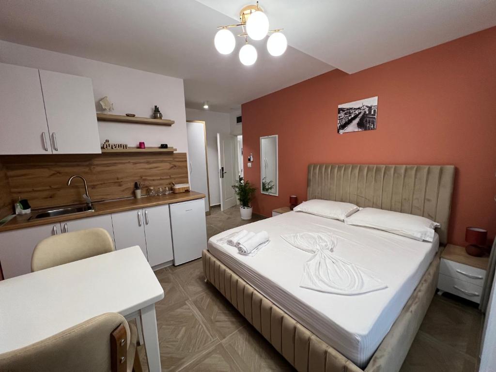 um quarto com uma cama grande e uma cozinha em Hotel Luris em Golem