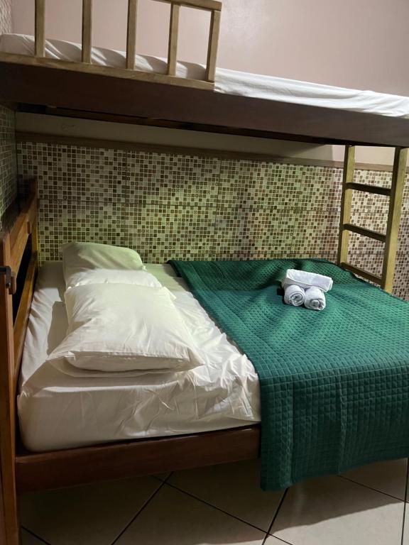a bunk bed with two towels on top of it at Pousada da Praia Imbé in Imbé