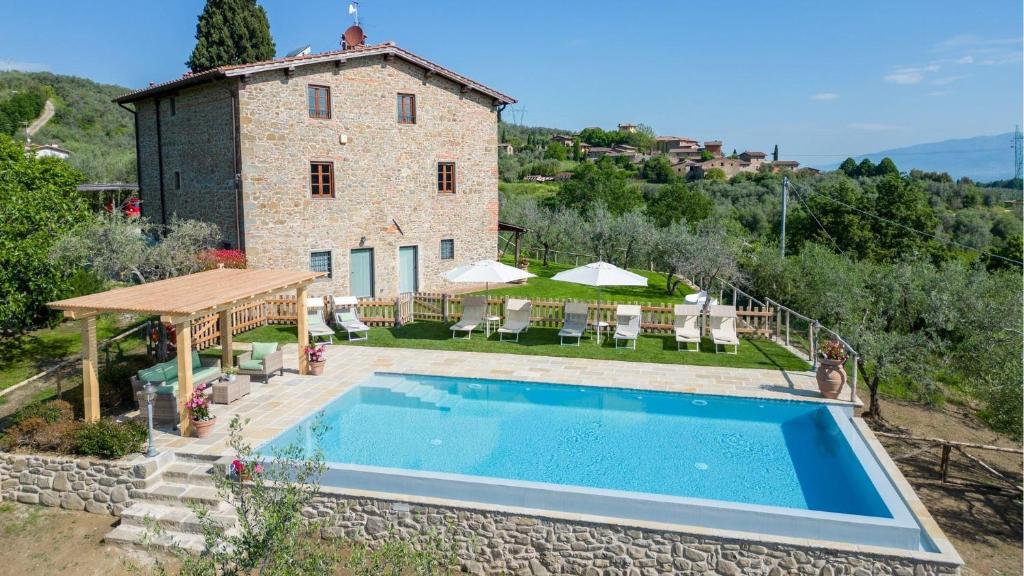 une vue extérieure d'une villa avec piscine dans l'établissement Poggio a Mandria, à Cavriglia