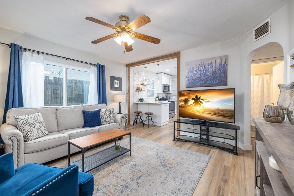 Tarpon Springs Cottage Outdoor Deck, BBQ Grill, 3BR, Tarpon Springs