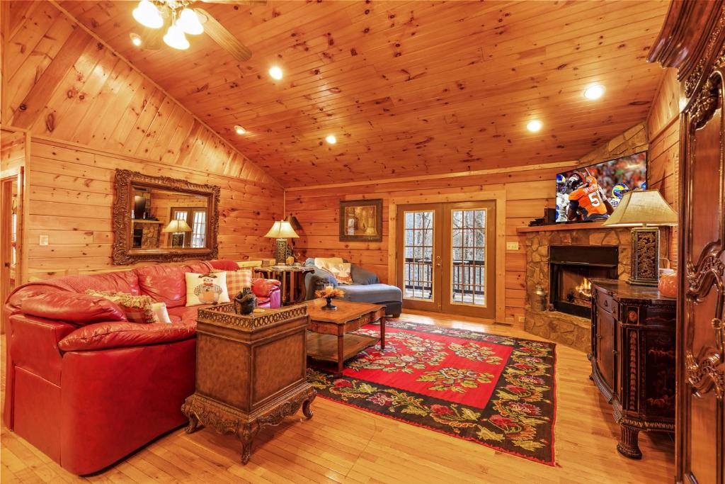 uma sala de estar com um sofá vermelho e uma lareira em Eagles View em Boone