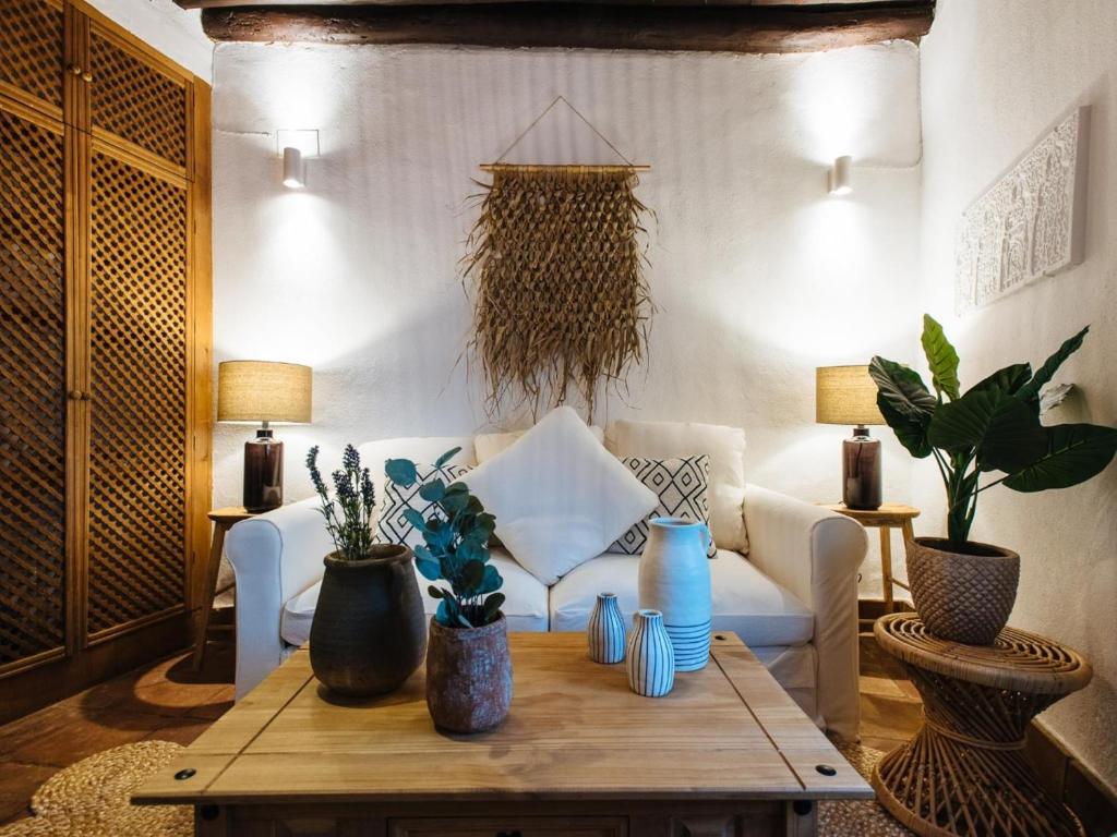 uma sala de estar com um sofá e uma mesa com vasos em Casa Patio Los Sueños de Daury I em Córdoba