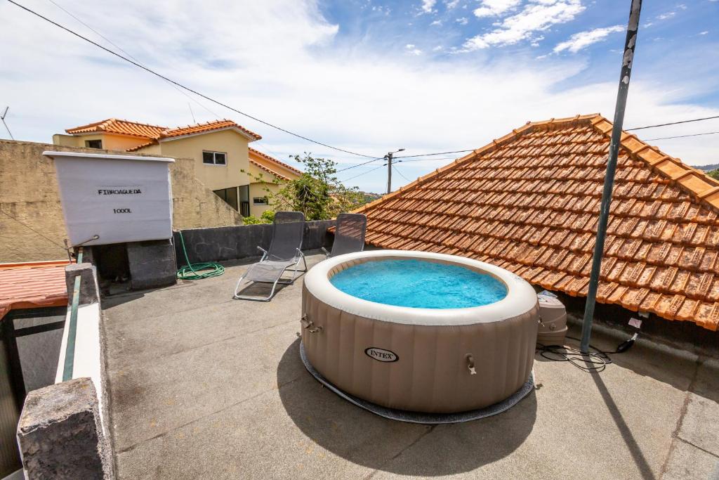 wanna z hydromasażem na patio z domem w obiekcie Casa da Achadinha by Atlantic Holiday w mieście São Jorge