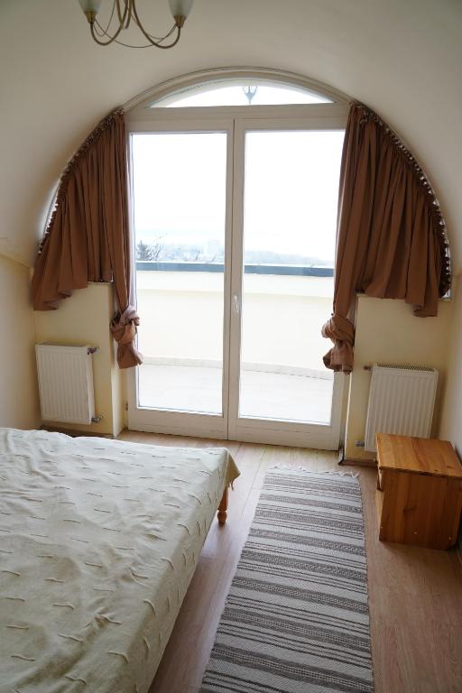 Posteľ alebo postele v izbe v ubytovaní Balatonalmádi, Mátyás király Nyaraló