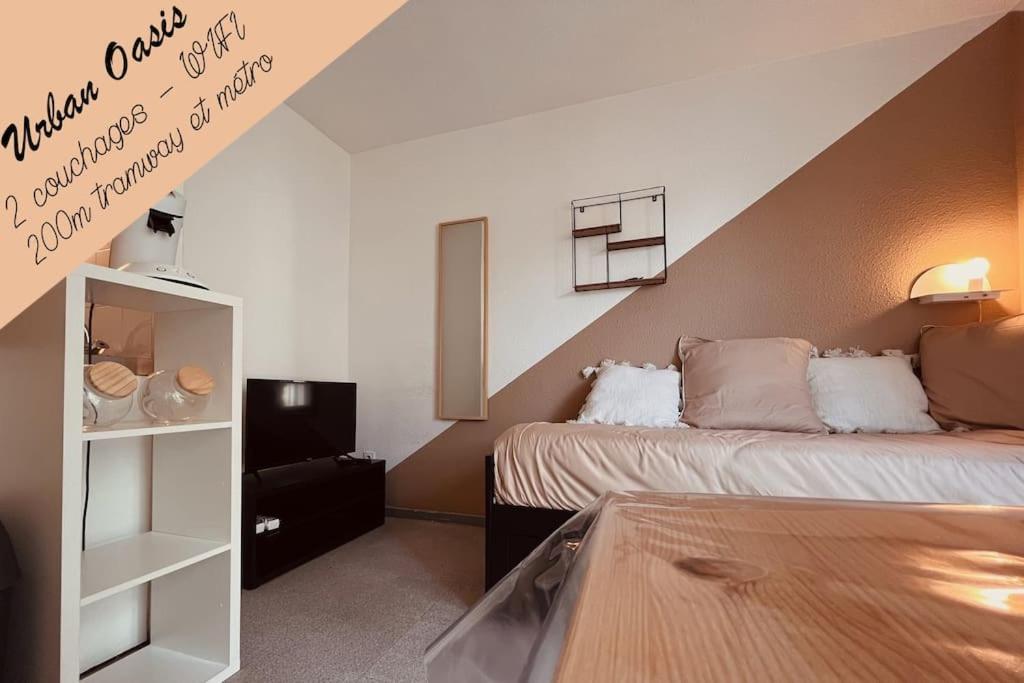 Cette petite chambre comprend un lit et une étagère. dans l'établissement Urban Oasis Blancarde, à Marseille