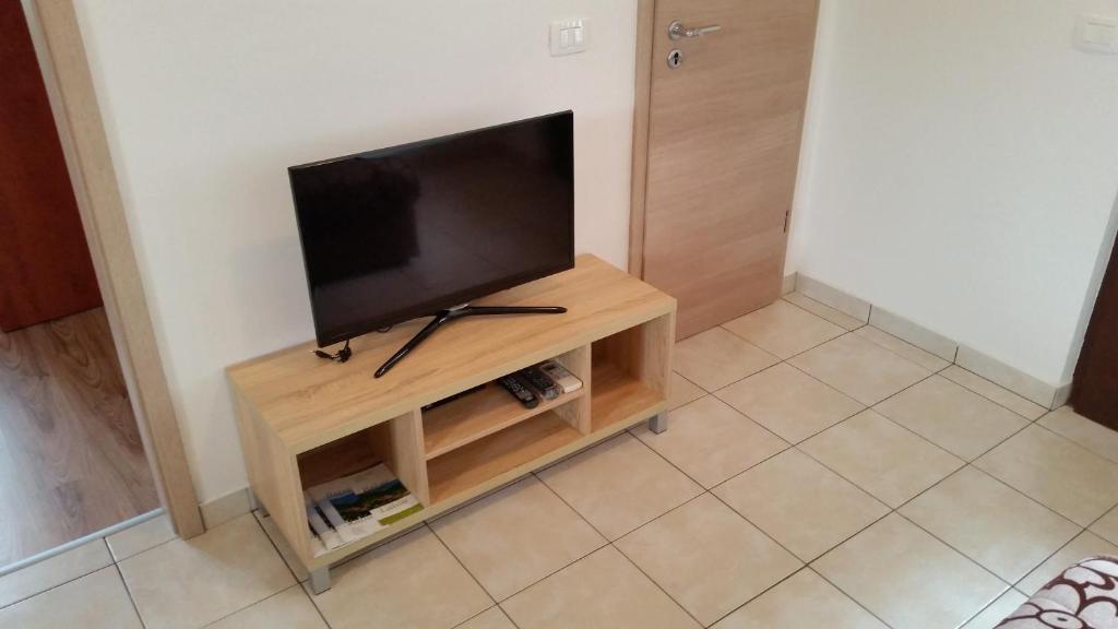 Televízia a/alebo spoločenská miestnosť v ubytovaní Apartment Labin