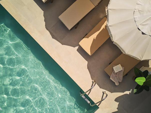 an overhead view of a swimming pool with an umbrella at Galadriel Villa in Káto Yerakaríon